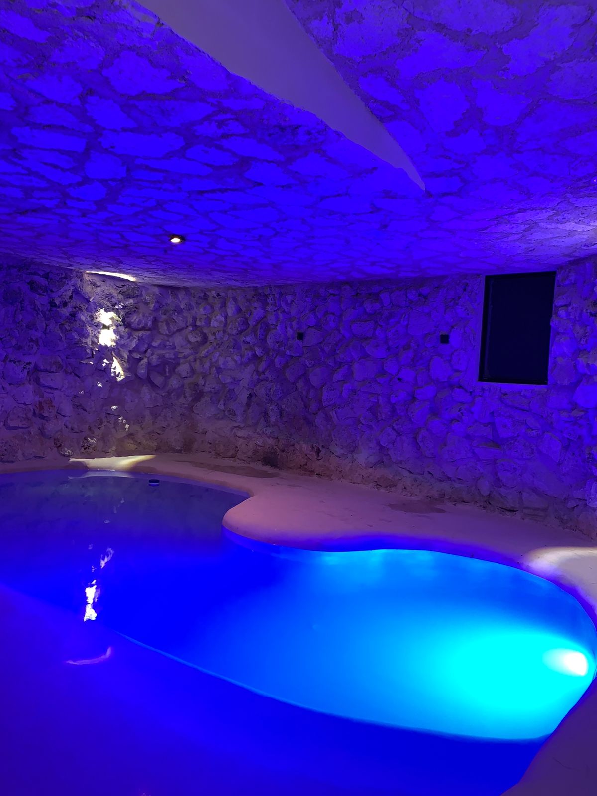 Caverna iluminada de la alberca de Villa Aaktun, Tulum