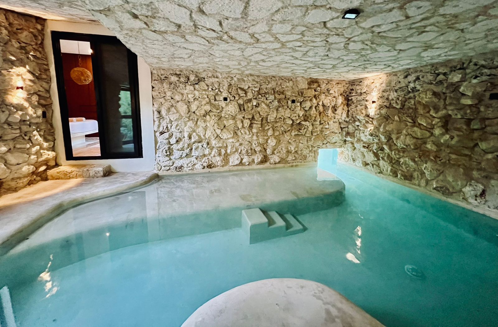 Área de alberca de Villa Aaktun al mediodía, Tulum